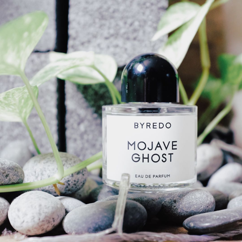 Mùi hương Byredo Mojave Ghost với quả vải, hoa Violet và gỗ đàn hương đầy cuốn hút